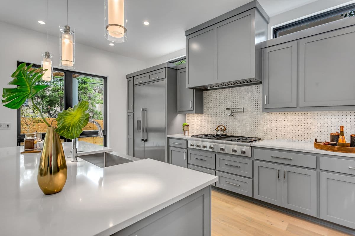 Open galley kitchen with an eat-in peninsula and subway tile backsplash